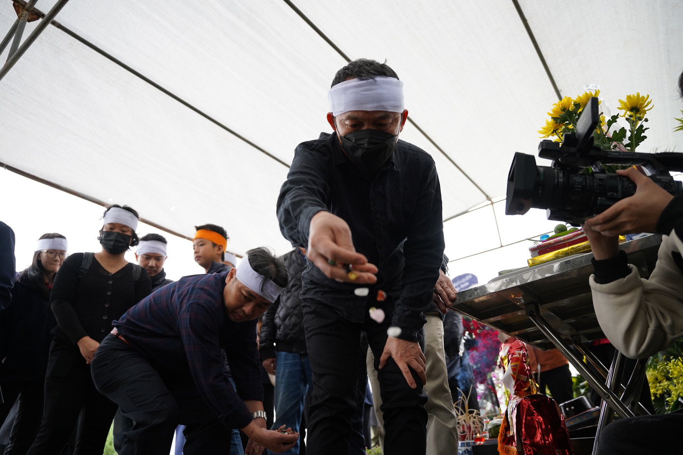 Nghệ sĩ Quốc Trung trong giây phút tiễn đưa Nhà giáo nhân dân Thái Thị Liên về nơi an nghỉ cuối cùng. Ảnh: XUÂN QUỲNH.