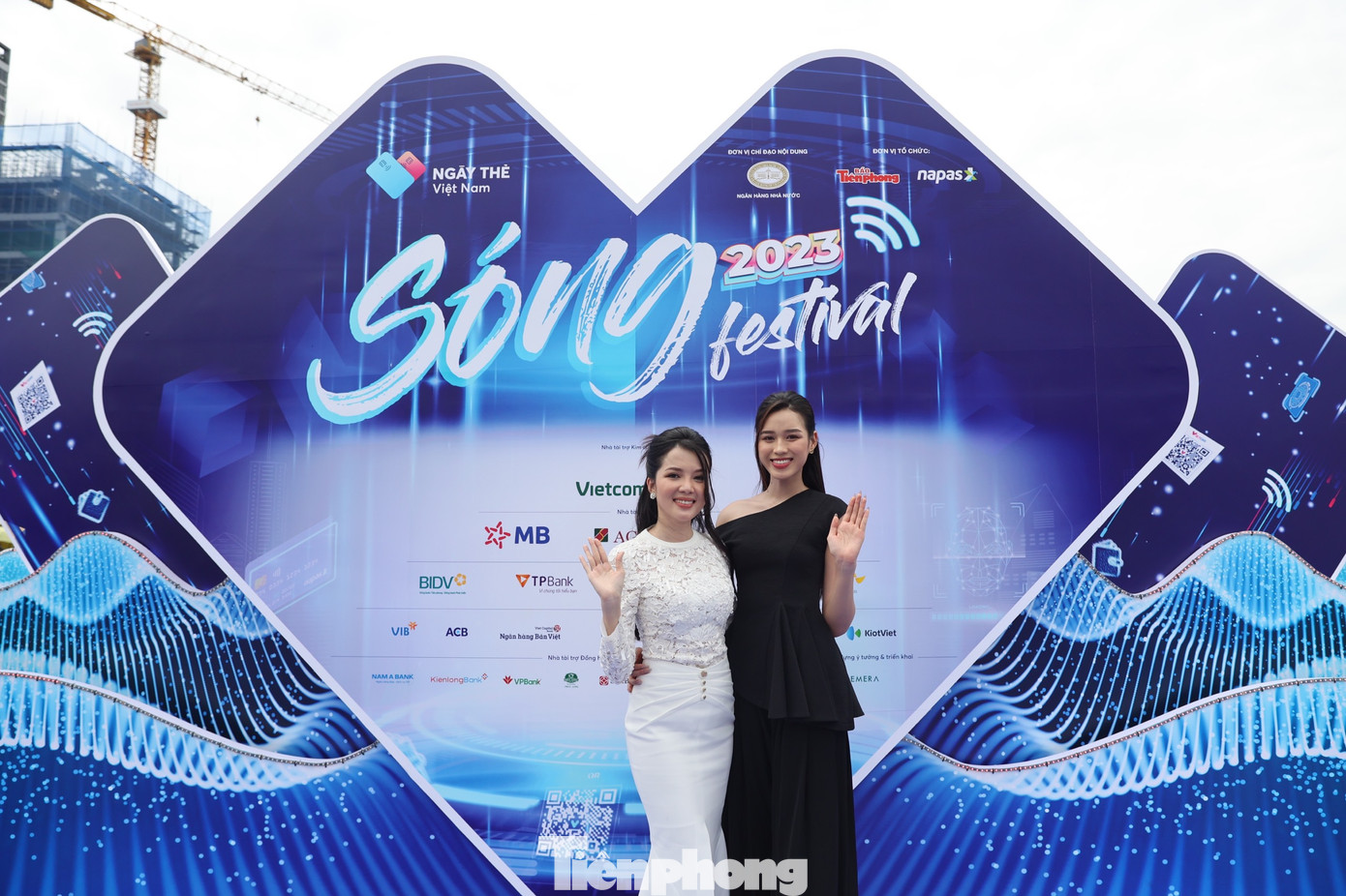 Hoa hậu Đỗ Thị Hà vừa tốt nghiệp Đại học Kinh tế Quốc dân và Hoa khôi Huỳnh Thúy Vi là thạc sĩ TCNH, đồng thời là giảng viên Đại học Tây Đô.