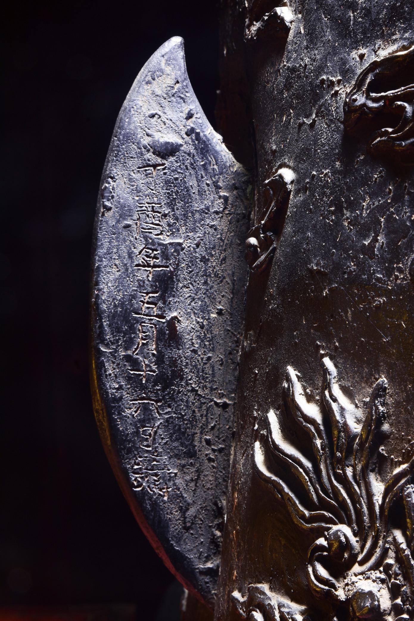 Các dòng chữ Hán được khắc và dát vàng: 聖祖安陽皇帝 "Thánh tổ An Dương Hoàng đế" (Thánh tổ Hoàng đế An Dương) ở vị trí hộ tâm tròn, mài nhẵn dưới bụng; 丁酉年五月十六日鑄 "Đinh Dậu niên, ngũ nguyệt thập lục nhật chú", tức đúc ngày 16 tháng 5 năm Đinh Dậu (1897), 銅像二百五十五斤 "Đồng tượng nhị bách ngũ thập ngũ cân" (nghĩa là: Tượng đồng nặng 255 cân) ở hai “lưỡi xén” sau lưng pho tượng.