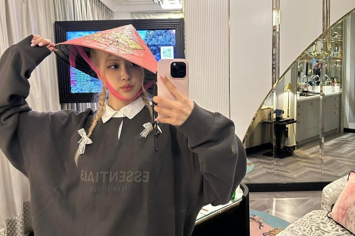 Rosé (BlackPink) check-in với chiếc nón lá hồng xinh xắn. Rosé (BlackPink) check-in với chiếc nón lá hồng xinh xắn.