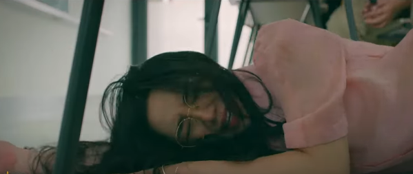 Cô giáo Nguyệt (Quỳnh Kool) vì ngăn cản học sinh mà bị ngất xỉu. Ảnh: CMH.