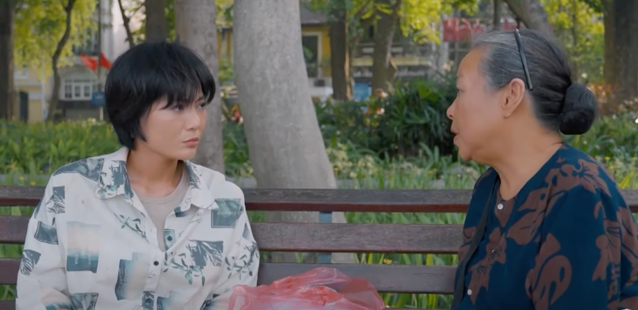 Luyến (Thanh Hương) nói với bà Tình (NSƯT Thanh Quý) đã sắp xếp xong hết cho bố mẹ ở quê. Ảnh: CMH.