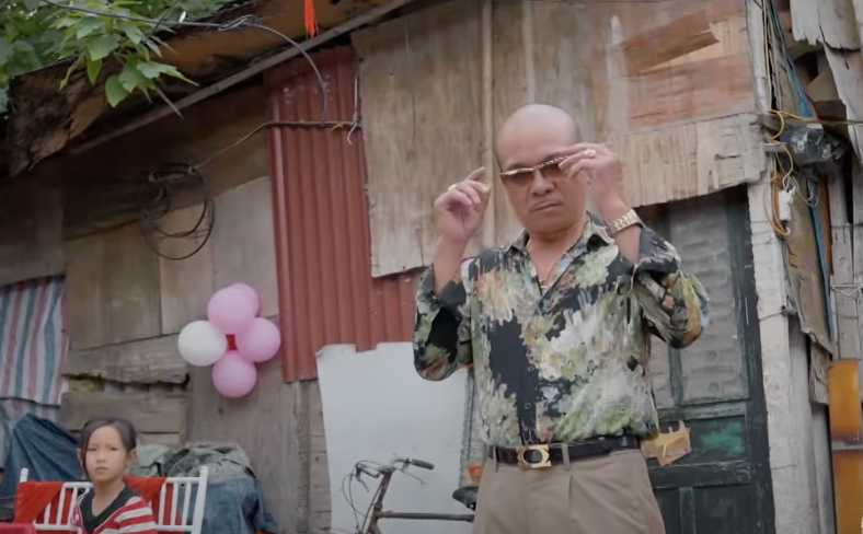 Một người đàn ông lạ mặt đến xóm trọ ra lệnh cho mọi người đi bốc hàng. Ảnh: CMH.