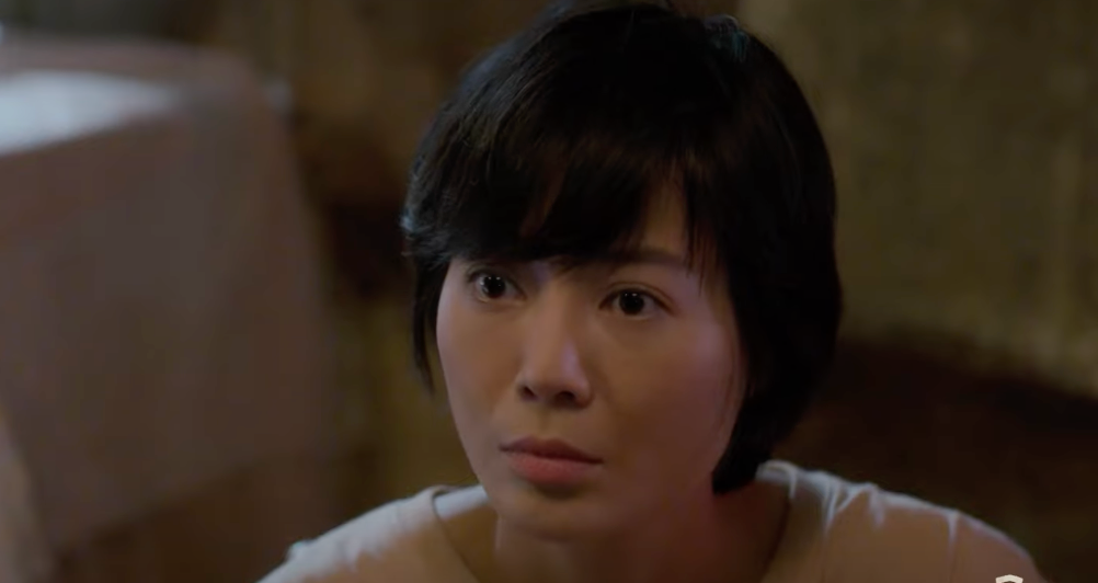 Luyến (Thanh Hương) hốt hoảng vì Bình (Minh Cúc) nhận nhiệm vụ trang điểm cho cô dâu nhưng mãi không xuất hiện. Ảnh: CMH.