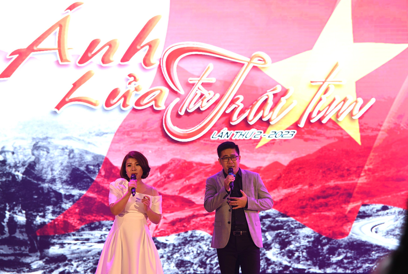 Thiếu tá, giảng viên Phương Mai - Tùng Lâm thể hiện ca khúc Tiếng chuông yên bình - nhạc phẩm nổi tiếng của Nga, do nhạc sĩ Lê Tự Minh viết lời Việt. Phương Mai - Tùng lâm là vợ chồng nghệ sĩ, cùng công tác ở trường ĐH Văn hóa - Nghệ thuật Quân đội. Thiếu tá, thạc sĩ Đỗ Thị Phương Mai là Trưởng khoa Thanh nhạc.