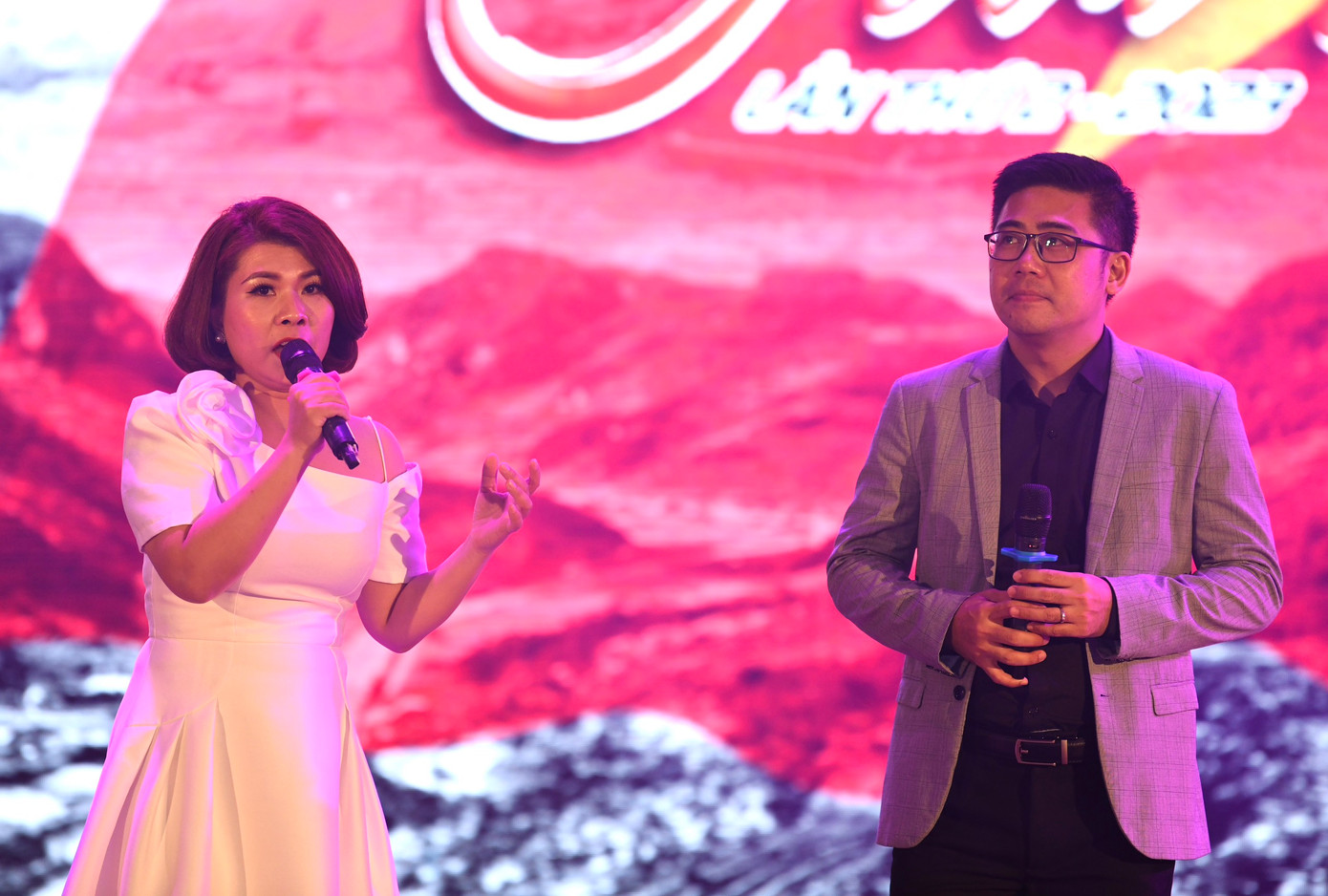 Ánh lửa từ trái tim được chia thành hai chương: Chiến công và Cuộc chiến đấu vẫn còn tiếp diễn. Chiến công kể lại những những cống hiến, những mất mát và thử thách mà các thương binh đã và đang trải qua, Cuộc chiến đấu vẫn còn tiếp diễn là câu chuyện về cuộc sống chiến đấu chống chọi với thương tật hàng ngày của các thương, bệnh binh trong thời bình.