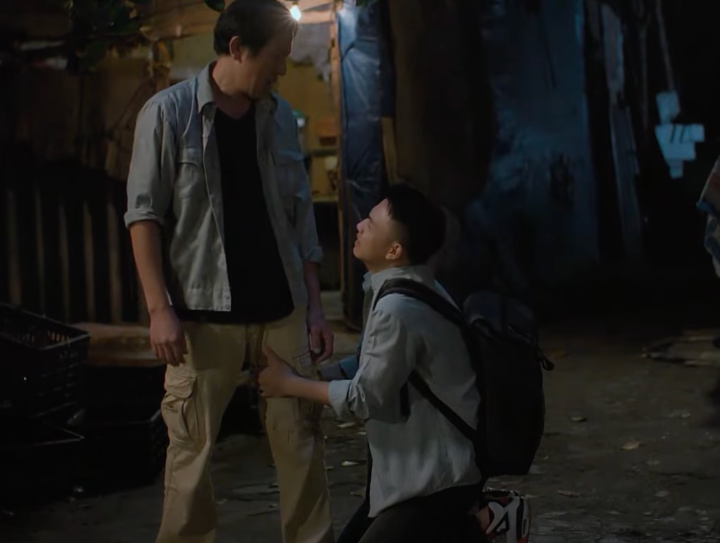 Thạch (Việt Hoàng) quỳ gối xin lỗi Lưu (NSƯT Hoàng Hải). Ảnh:CMH. Thạch (Việt Hoàng) quỳ gối xin lỗi Lưu (NSƯT Hoàng Hải). Ảnh:CMH.