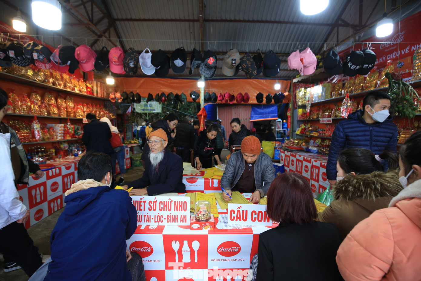 Chùa Hương là một trong những địa điểm mà nhiều du khách nhắc đến khi muốn cầu tự. Những bàn xin sớ cầu con ở chùa Hương cũng vì thế mà thu hút nhiều du khách xếp hàng. Ảnh: TRỌNG TÀI.