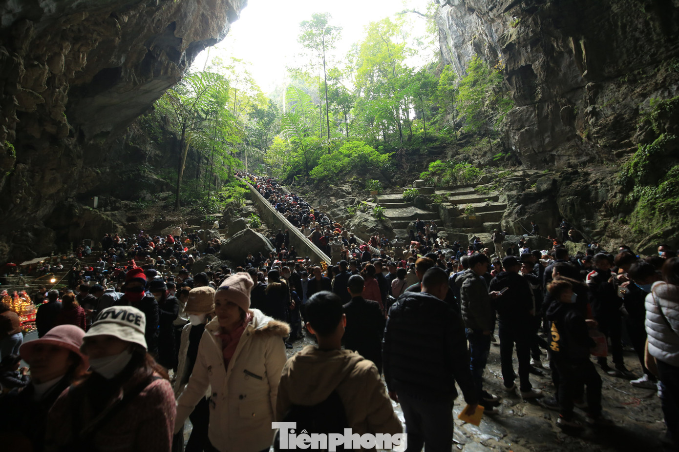 Hầu hết người dân hành hương về Khu di tích thắng cảnh Hương Sơn đều đến với động Hương Tích để dâng lễ. Đây luôn là địa điểm luôn đông chật người do lối ra vào tương đối nhỏ, diện tích trong động không quá rộng. Ảnh: TRỌNG TÀI.