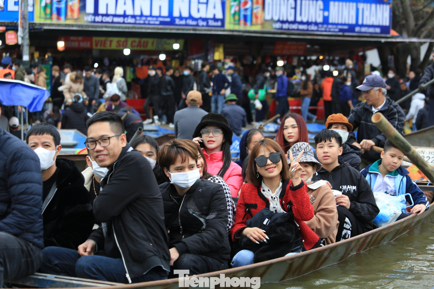 Du khách nườm nượp đổ về dự lễ hội chùa Hương. Du khách nườm nượp đổ về dự lễ hội chùa Hương.