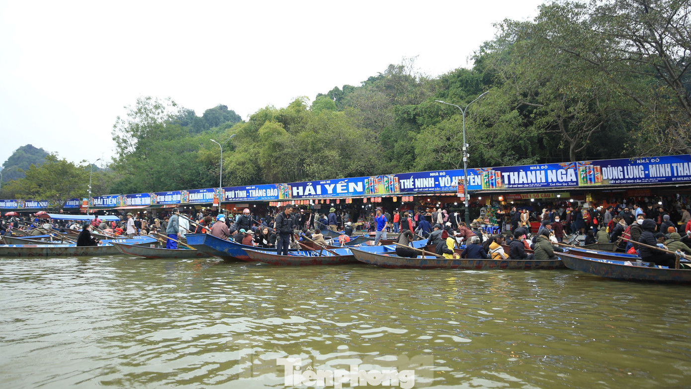 Từ sớm mùng 6 Tết, khu vực suối Yến hướng vào bến Trò tấp nập thuyền chở khách thập phương tới khai hội chùa Hương. Lễ khai hội được tổ chức tại khu Di tích thắng cảnh Hương Sơn (huyện Mỹ Đức, TP. Hà Nội). Phó Chủ tịch UBND huyện Mỹ Đức Đặng Văn Cảnh - Trưởng BTC Lễ hội chùa Hương cho biết sau hai năm do ảnh hưởng của dịch bệnh COVID-19, để đáp ứng nguyện vọng của nhân dân trên địa bàn huyện và du khách thập phương, UBND huyện Mỹ Đức tổ chức lễ hội trở lại. Ảnh: TRỌNG TÀI.