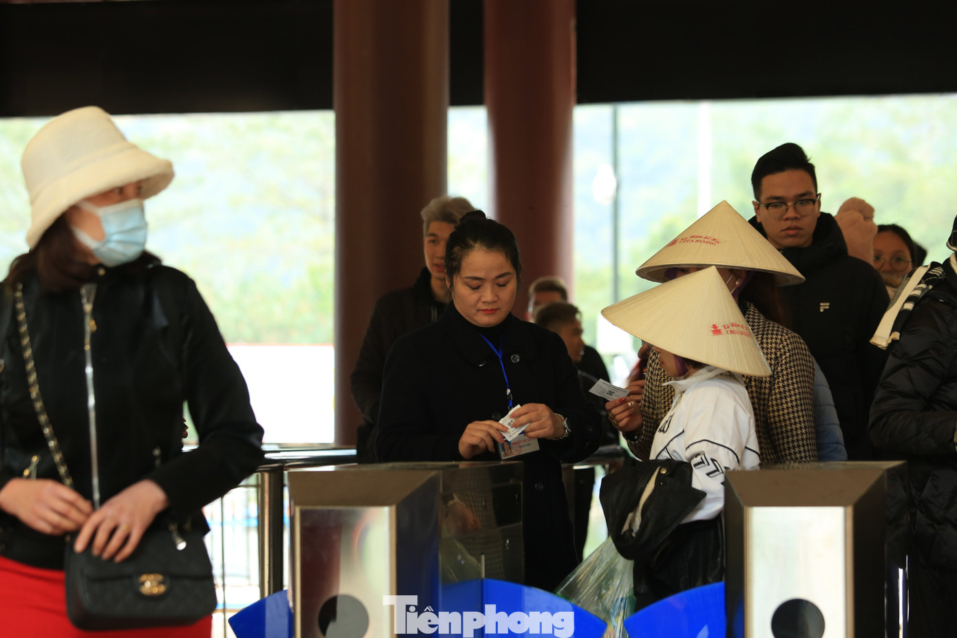 "Điểm nổi bật của Lễ hội chùa Hương năm 2023 là ban tổ chức đổi mới hình thức bán vé tham quan và dịch vụ thuyền, đò từ hình thức bán vé truyền thống sang điện tử. Chúng tôi triển khai hệ thống xe điện với hơn 50 phương tiện phục vụ nhu cầu tham quan, vãng cảnh của người dân", ông Đặng Văn Cảnh cho biết. Ảnh: TRỌNG TÀI.