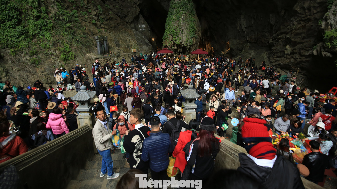 Du khách nườm nượp đổ về dự lễ hội chùa Hương. Du khách nườm nượp đổ về dự lễ hội chùa Hương.