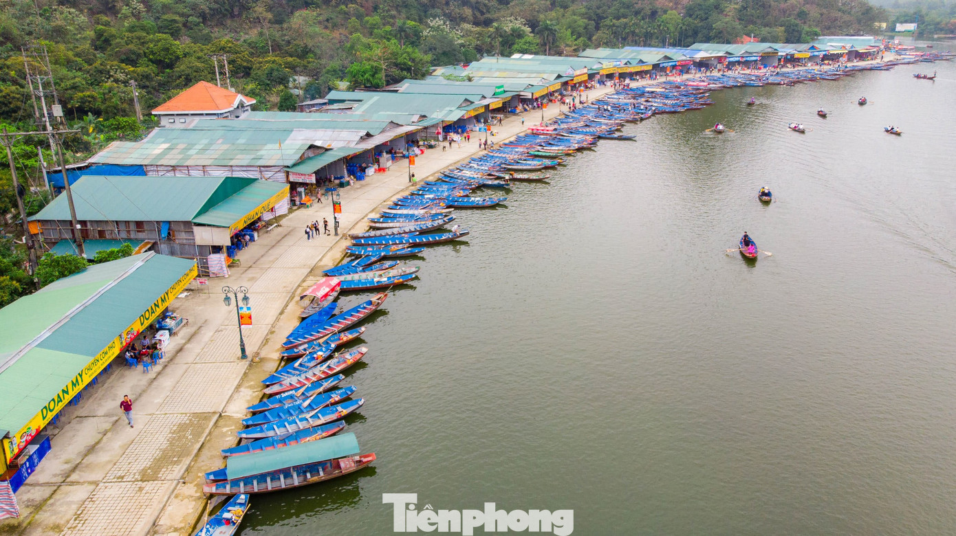 Hàng nghìn thuyền, đò được hạ thủy nhằm phục vụ lượng lớn khách tham quan, vãng cảnh đầu xuân. Lễ hội chùa Hương năm 2023 được tổ chức với chủ đề An toàn, văn minh, thân thiện. Lễ hội diễn ra trong 3 tháng, từ 23/1 đến hết 23/4 (tức từ ngày mùng 2 tháng Giêng đến hết ngày 4/3 năm Quý Mão). Ảnh: TRỌNG TÀI.