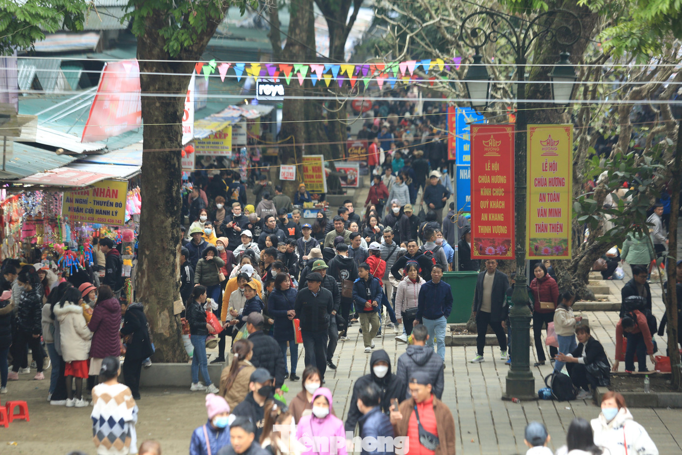 Lối lên chùa Thiên Trù - chùa Hương đông nghịt du khách thập phương. Năm nay, BQL chùa Hương niêm yết giá tham quan chùa Hương và bảo hiểm đối với người lớn là 80.000 đồng một lượt, trẻ em 40.000 đồng. Giá dịch vụ xuồng đò hai chiều đi tuyến Hương Tích là 50.000 đồng một người, tuyến Long Vân - Tuyết Sơn 35.000 đồng. Ảnh: TRỌNG TÀI.