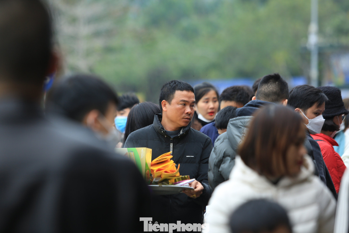 Du khách chuẩn bị đầy đủ, kỹ càng mâm lễ dâng lễ đầu năm. Ảnh: TRỌNG TÀI.