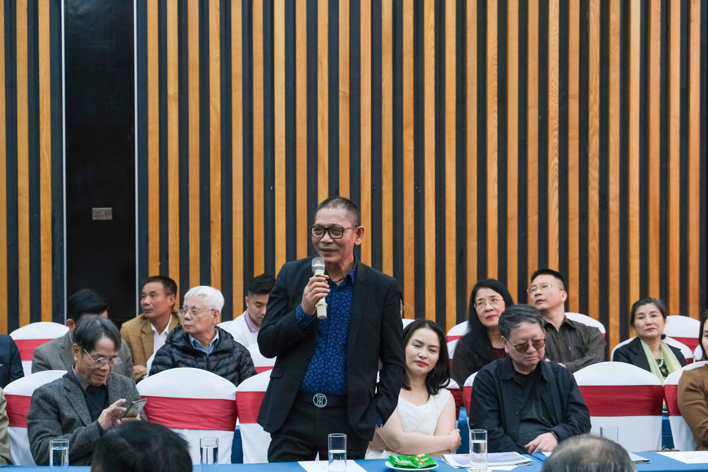 NSƯT Đức Long thể hiện nhiều ca khúc do năm nhạc sĩ sáng tác. Ảnh: Hồ Quang.