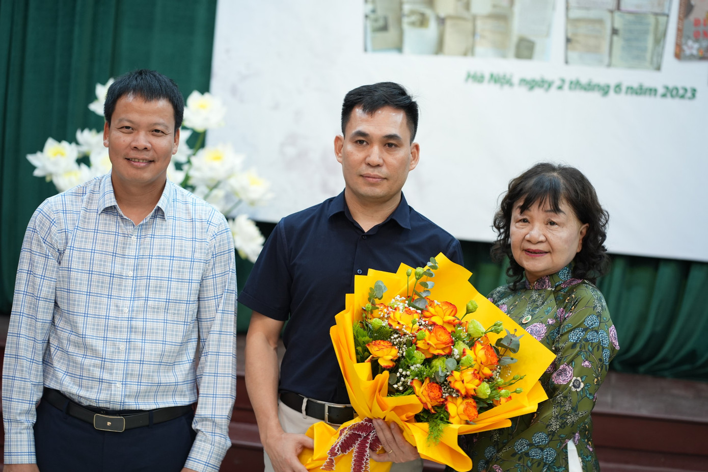 Cũng trong sự kiện này, BTC giới thiệu tác phẩm Đức Mẹ online (NXB Hội Nhà văn, 2023) của cựu binh, nhà nghiên cứu Văn hóa Đông - Tây, nhà báo Đặng Vương Hạnh (hiện là Phó tổng biên tập Tạp chí Thương Gia). Đức Mẹ online có dung lượng gần 300 trang gồm 8 truyện ngắn, với đề tài tình yêu, hạnh phúc gia đình và cả những vấn đề hậu chiến. Ảnh: Trọng Quân. Cũng trong sự kiện này, BTC giới thiệu tác phẩm Đức Mẹ online (NXB Hội Nhà văn, 2023) của cựu binh, nhà nghiên cứu Văn hóa Đông - Tây, nhà báo Đặng Vương Hạnh (hiện là Phó tổng biên tập Tạp chí Thương Gia). Đức Mẹ online có dung lượng gần 300 trang gồm 8 truyện ngắn, với đề tài tình yêu, hạnh phúc gia đình và cả những vấn đề hậu chiến. Ảnh: Trọng Quân.