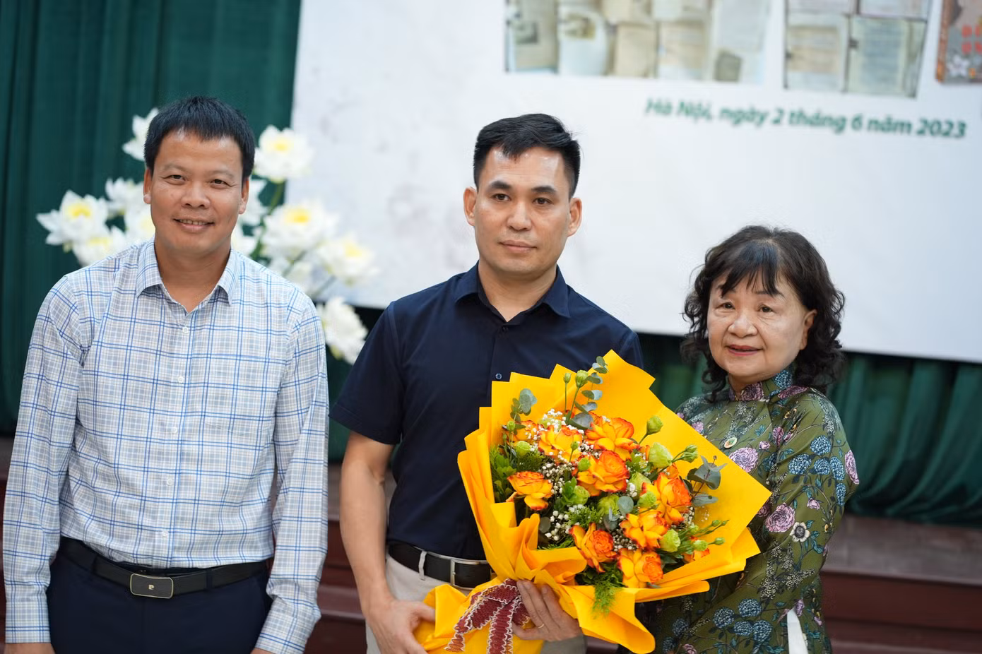 Cũng trong sự kiện này, BTC giới thiệu tác phẩm Đức Mẹ online (NXB Hội Nhà văn, 2023) của cựu binh, nhà nghiên cứu Văn hóa Đông - Tây, nhà báo Đặng Vương Hạnh (hiện là Phó tổng biên tập Tạp chí Thương Gia). Đức Mẹ online có dung lượng gần 300 trang gồm 8 truyện ngắn, với đề tài tình yêu, hạnh phúc gia đình và cả những vấn đề hậu chiến. Ảnh: Trọng Quân. Cũng trong sự kiện này, BTC giới thiệu tác phẩm Đức Mẹ online (NXB Hội Nhà văn, 2023) của cựu binh, nhà nghiên cứu Văn hóa Đông - Tây, nhà báo Đặng Vương Hạnh (hiện là Phó tổng biên tập Tạp chí Thương Gia). Đức Mẹ online có dung lượng gần 300 trang gồm 8 truyện ngắn, với đề tài tình yêu, hạnh phúc gia đình và cả những vấn đề hậu chiến. Ảnh: Trọng Quân.