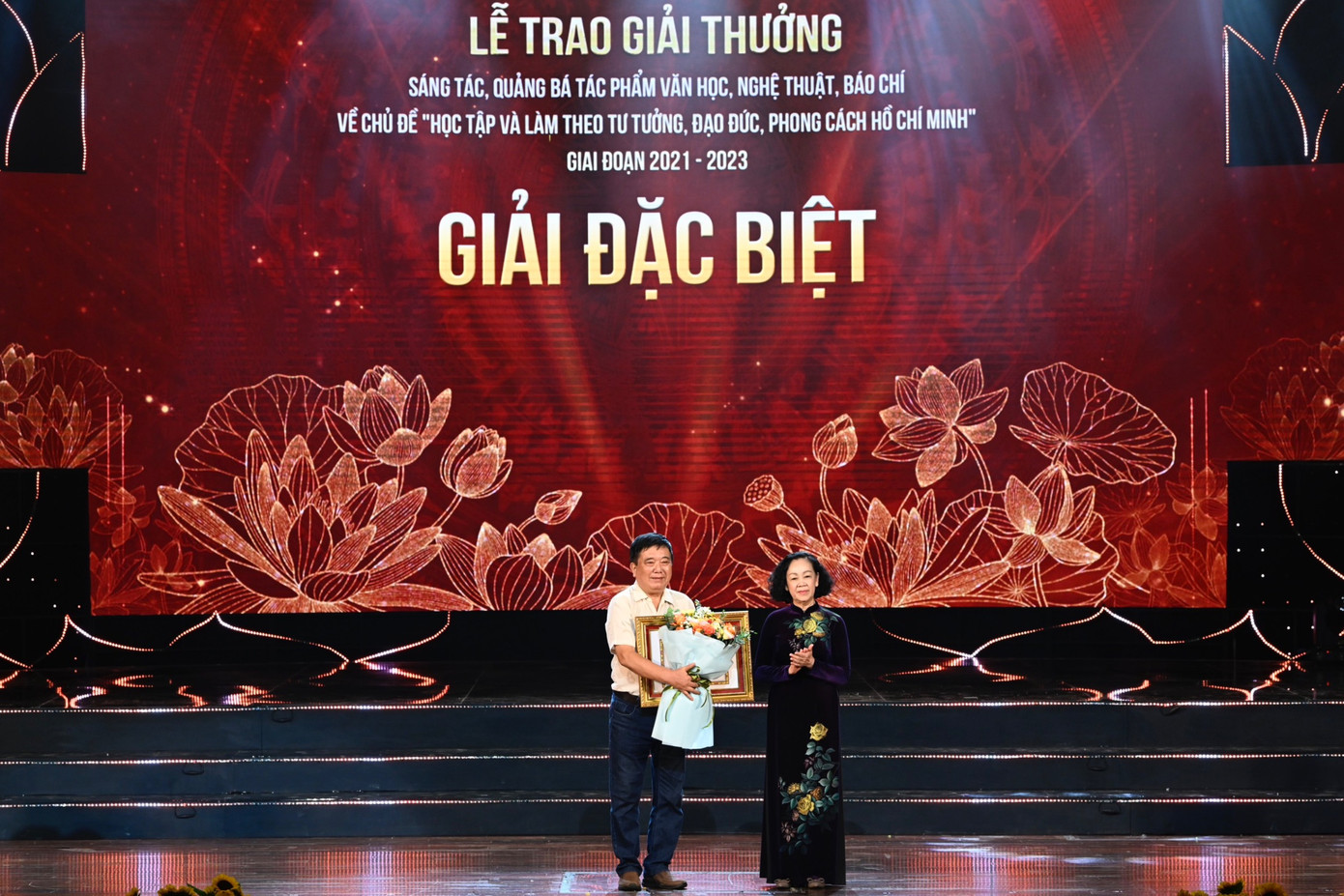 Ủy viên Bộ Chính trị, Thường trực Ban Bí thư, Trưởng Ban Tổ chức T.Ư Trương Thị Mai trao giải Đặc biệt cho bức tranh tròn Panorama Chiến thắng lịch sử Điện Biên Phủ.