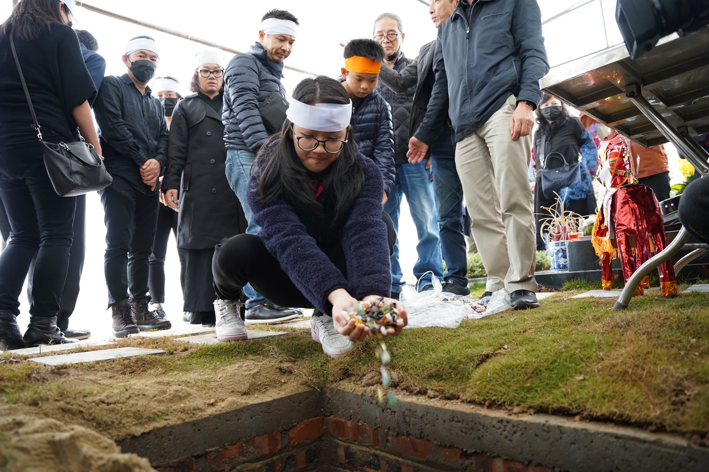 Các con, cháu nghẹn ngào tiễn biệt nghệ sĩ Thái Thị Liên. Nhà giáo nhân dân Thái Thị Liên rời cõi tạm lúc 9h37 sáng 31/1, tại Hà Nội. Bà hưởng thọ 106 tuổi. Ảnh: XUÂN QUỲNH.