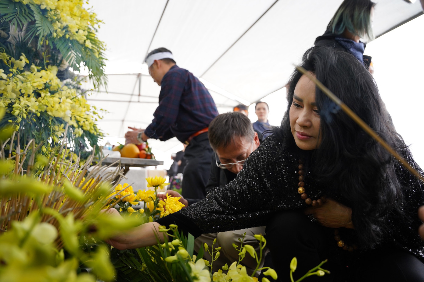 Ca sĩ Thanh Lam luôn túc trực trong suốt thời gian lễ an táng diễn ra. Ảnh: XUÂN QUỲNH.