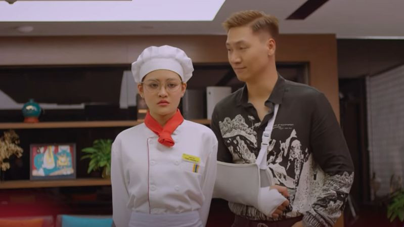 Ly (Thùy Anh) cảm thấy không được tôn trọng và gửi đơn xin nghỉ việc. Ảnh: CMH. Ly (Thùy Anh) cảm thấy không được tôn trọng và gửi đơn xin nghỉ việc. Ảnh: CMH.