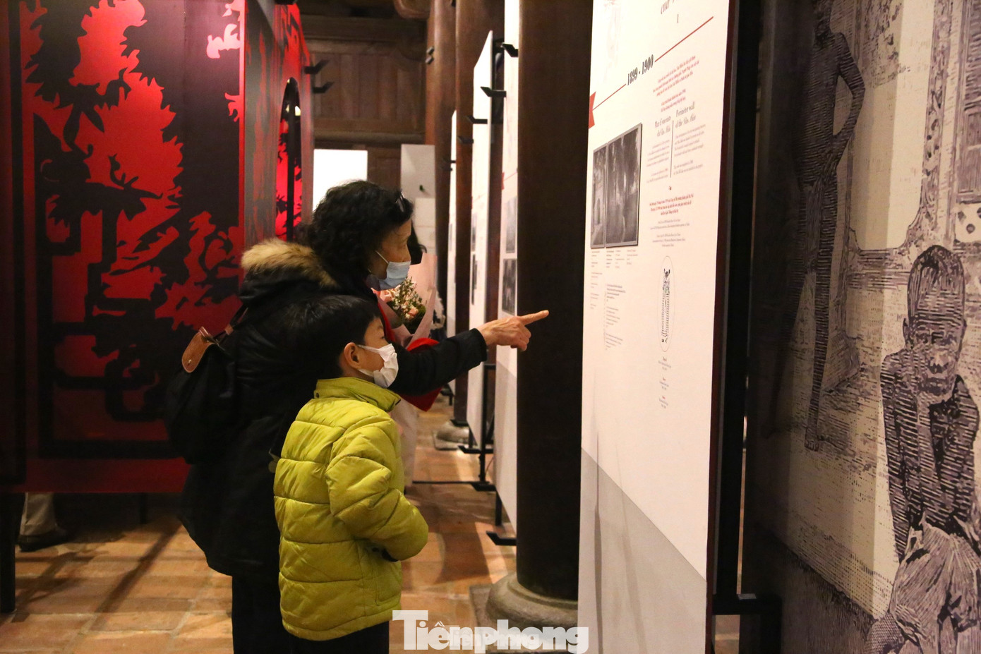 Những tư liệu này được trưng bày tại Tiền đường nhà Thái Học, Di tích Quốc gia đặc biệt Văn Miếu - Quốc Tử Giám và kéo dài đến ngày 30/4.