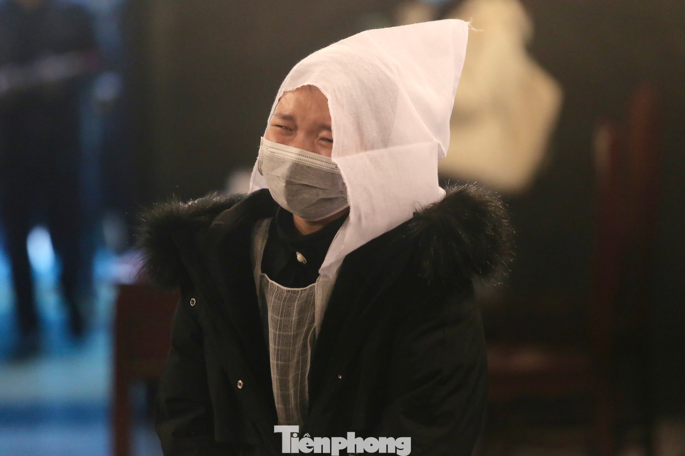 Gia đình, hậu bối của NSƯT Văn Vượng không nén được nước mắt trong giây phút đưa tiễn ông. Ảnh: DUY PHẠM.