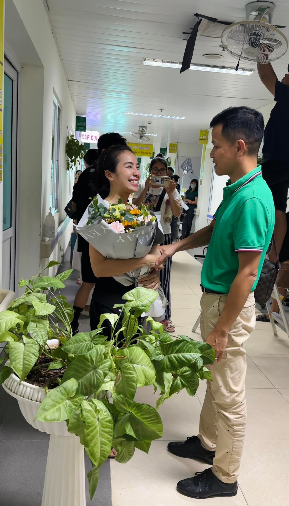 Diễn viên Trần Vân gửi lời cảm ơn đạo diễn NSƯT Nguyễn Mai Hiền vì luôn khắt khe, luôn chia sẻ, phân tích để cô có thêm nhiều bài học trong nghề.