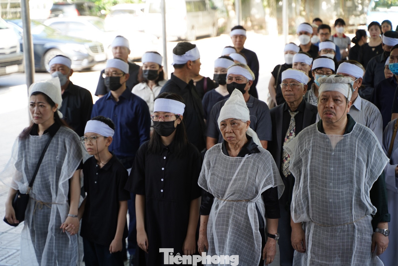 Từ sớm, đông đảo người thân, bạn bè, đồng nghiệp, hậu bối của đạo diễn, NSND Bùi Đình Hạc tề tựu để nói lời tiễn biệt với ông. NSND Bùi Đình Hạc qua đời chiều 1/7 tại Hà Nội, hưởng thọ 90 tuổi.