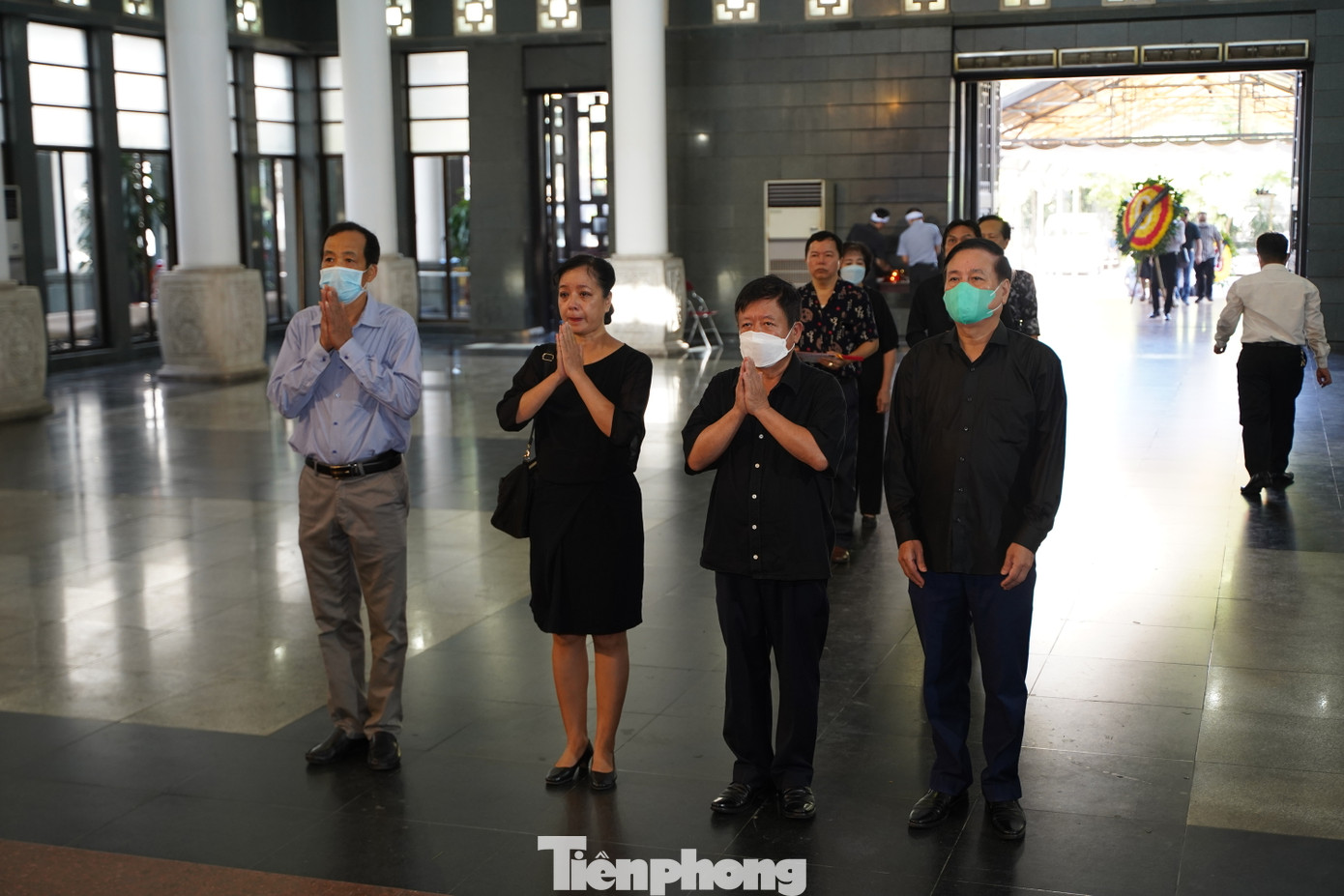 NSƯT Chiều Xuân cùng chồng - nhạc sĩ Đỗ Hồng Quân có mặt từ sớm để nói lời tạm biệt đạo diễn, NSND Bùi Đình Hạc. Chiều Xuân là diễn viên chính trong phim Hà Nội 12 ngày đêm. “Thời gian trôi nhanh quá, mới ngày nào cháu được cùng miệt mài là diễn viên của bác trong Hà Nội 12 ngày đêm, giờ bác đã đi xa. Thế hệ diễn viên, nghệ sĩ chúng cháu luôn biết ơn vì được làm việc với bác”, NSƯT Chiều Xuân viết.