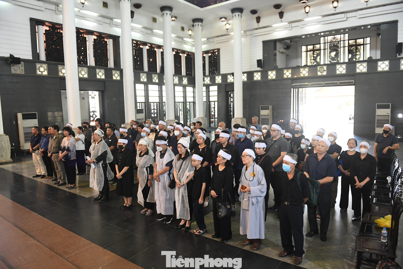 Đạo diễn, NSND Lê Hồng Chương cho Tiền Phong biết đạo diễn Bùi Đình Hạc có những đóng góp to lớn cho nền điện ảnh nước nhà. “Đạo diễn Bùi Đình Hạc được đào tạo bài bản về làm phim ở Liên Xô cũ nên lối làm phim của ông cũng theo hướng truyền thống, cổ điển của điện ảnh. Đây cũng là phong cách làm phim của nhiều đạo diễn Việt Nam bây giờ. Điều đầu tiên tôi cần học hỏi đạo diễn Bùi Đình Hạc là sự đam mê, tính cẩn trọng trong công việc”, đạo diễn, NSND Lê Hồng Chương chia sẻ.