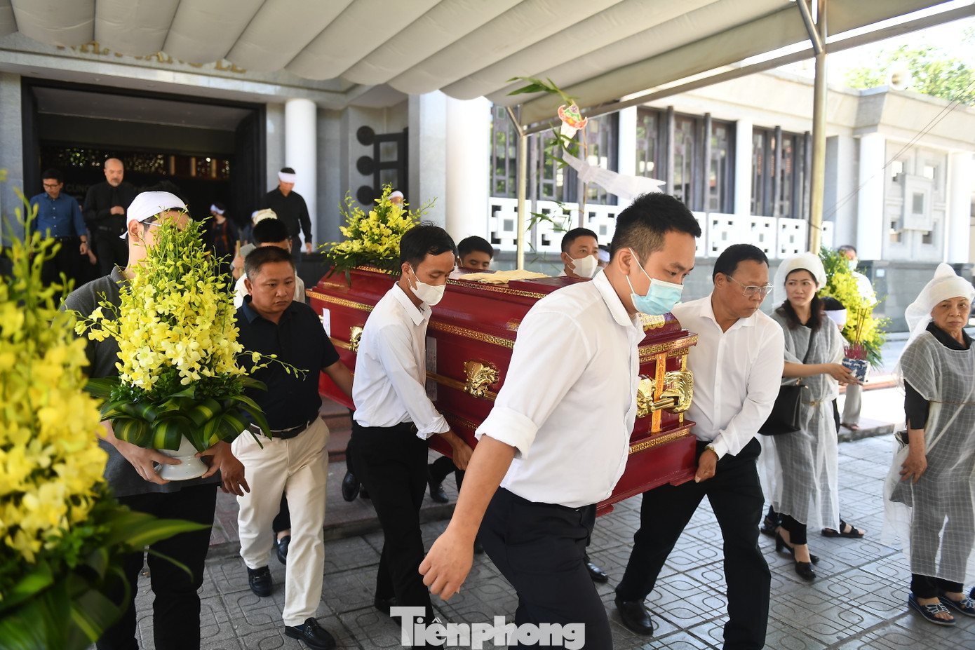 NSND Bùi Đình Hạc ra đi nhẹ nhàng trong vòng tay gia đình. Ông sống mãi trong nỗi nhớ của gia đình, bè bạn, bao thế hệ nghệ sĩ, người sáng tạo nghệ thuật. NSND Bùi Đình Hạc được hỏa táng tại Đài hóa thân Hoàn Vũ (Văn Điển, Hà Nội) và được an táng tại nghĩa trang Nương Phồng (xã Hiền Quan, huyện Tam Nông, tỉnh Phú Thọ).