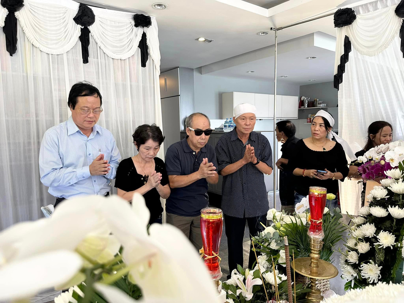 Bạn bè văn giới tới tiễn biệt nhà thơ Lâm Thị Mỹ Dạ.