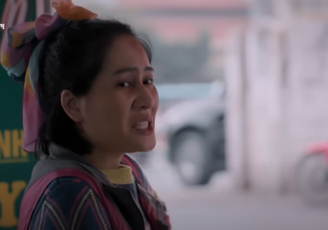 Bình (Minh Cúc) tiếp tục dựng chuyện về Luyến. Ảnh: CMH. Bình (Minh Cúc) tiếp tục dựng chuyện về Luyến. Ảnh: CMH.