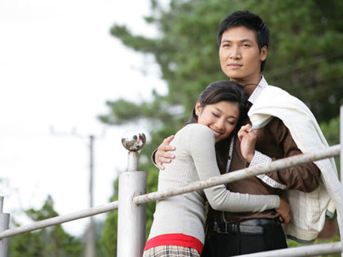 Mạnh Trường tiếp tục để lại ấn tượng cho khán giả với vai Nguyên - người đã có vợ con, nhưng có mối quan hệ ngoài luồng khiến gia đình đổ vỡ trong Đỗ quyên trong mưa. Đặc biệt trong phim này, nhân vật của Mạnh Trường nói giọng Nam thay vì giọng Bắc.