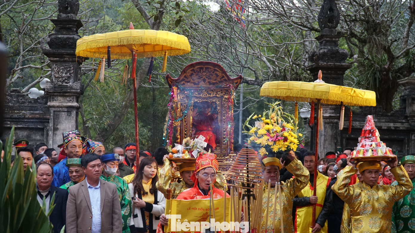 Một trong những màn rước lễ vật được mong chờ nhất trong ngày khai hội Gióng là màn rước nữ tướng của Thôn Yên Tàng (xã Bắc Phú). Năm nay, nữ tướng được thôn Yên Tàng (xã Bắc Phú) lựa chọn cung tiến có tên Nguyễn Thị Huyền Trang, 12 tuổi. Trang hiện là học sinh lớp 6 tại trường THCS xã Bắc Phú. Trang luôn là con ngoan trò giỏi, được thầy cô giáo và bạn bè quý mến trong suốt 6 năm học… Ảnh: TRỌNG TÀI.