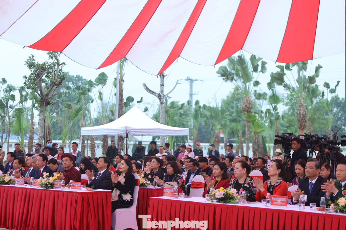 Tới dự có Lễ khai hội Tản Viên Sơn Thánh năm 2023 có Thứ trưởng Bộ Văn hóa Thể thao và Du lịch Trịnh Thị Thủy, Ủy viên T.Ư Đảng, Phó Bí thư Thường trực Thành ủy Hà Nội Nguyễn Thị Tuyến... cùng lãnh đạo sở, ban ngành T.Ư, TP. Hà Nội và huyện Ba Vì. Ảnh: TRỌNG TÀI.