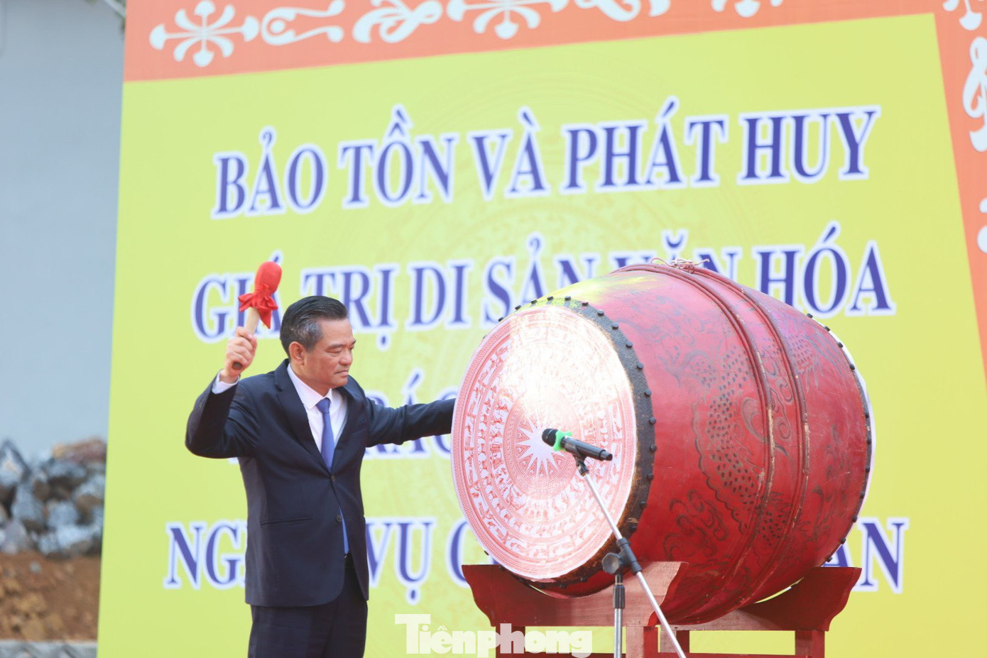 Bí thư Huyện uỷ Ba Vì Dương Cao Thanh đánh trống Khai hội Tản Viên Sơn Thánh - Xuân Quý Mão 2023. Ảnh: TRỌNG TÀI.
