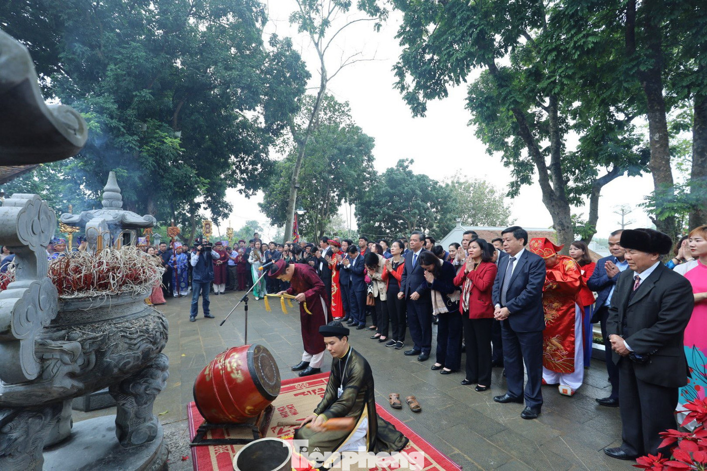 Tại Di tích lịch sử văn hóa quốc gia đền Hạ, các đại biểu cùng đông đảo người dân và du khách thắp hương bày tỏ lòng thành kính với các bậc tiền nhân, cầu mưa thuận, gió hòa, quốc thái dân an, nhà nhà ấm no, hạnh phúc. Ảnh: TRỌNG TÀI.