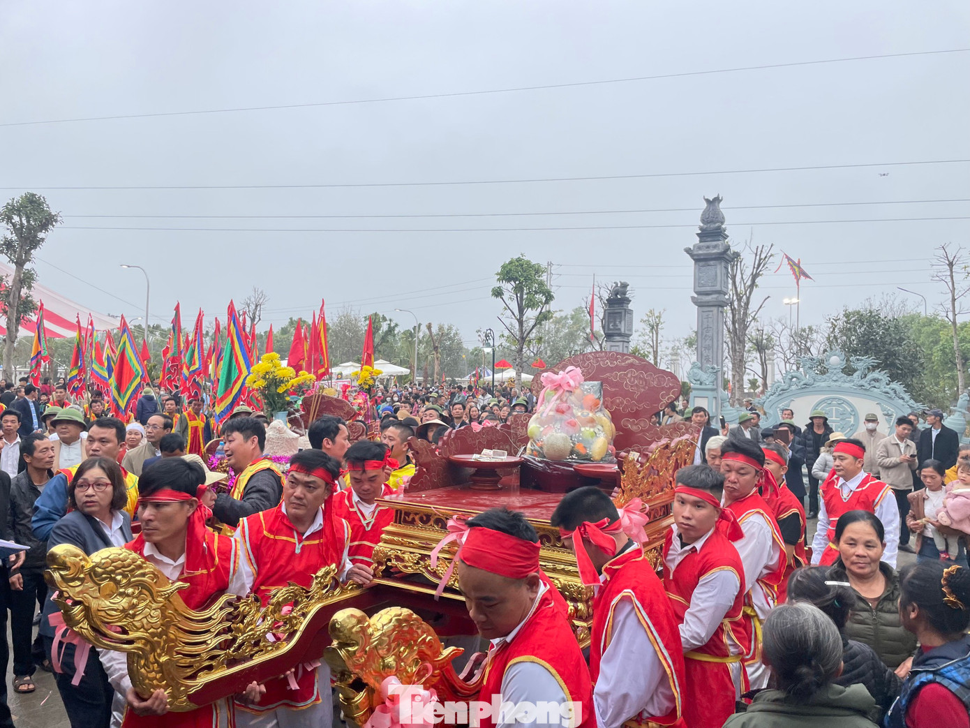 Theo truyền thuyết vùng núi Ba Vì và tâm thức dân gian Xứ Đoài xưa, Tản Viên Sơn Thánh sống vào thời Hùng Duệ vương thứ 18. Ngài là hiện diện của Tam vị sơn thần: Tuấn Công, Sùng Công và Hiển Công đã được lưu truyền hàng ngàn đời trường tồn cùng lịch sử văn hóa dân tộc. Việc thờ cúng, tế lễ để tưởng nhớ ngài đã ăn sâu vào đời sống nhân dân. Ảnh: TRỌNG TÀI.