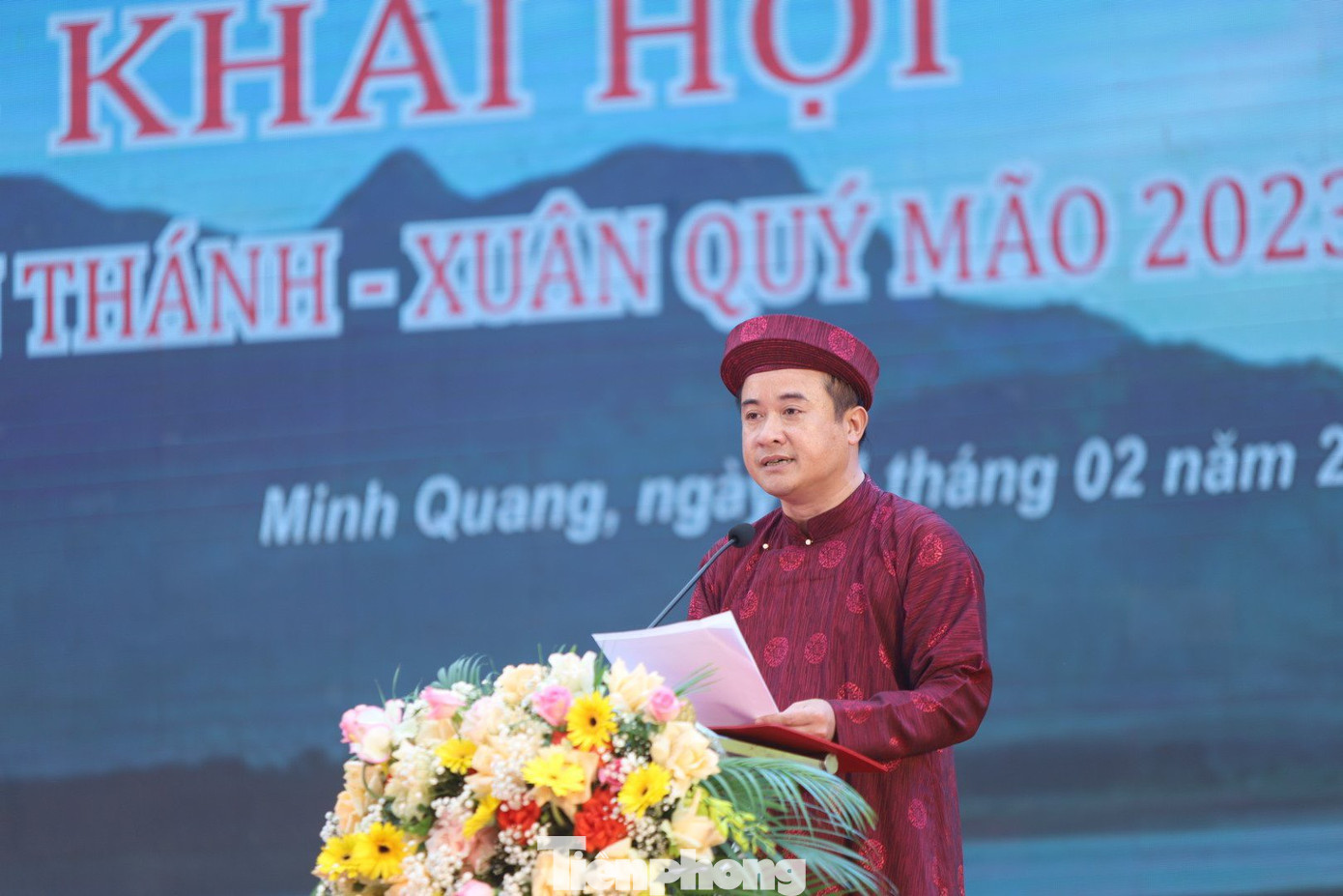 “Sau 14 năm nỗ lực khôi phục, tôn vinh và quảng bá, những giá trị văn hóa của lễ hội Tản Viên Sơn Thánh đã được bảo tồn và lan tỏa mạnh mẽ, góp phần nhân lên niềm tự hào về bản sắc văn hóa, truyền thống dân tộc, giáo dục lòng yêu nước cho các thế hệ”, ông Đỗ Mạnh Hưng - Chủ tịch UBND huyện Ba Vì phát biểu khai hội Tản Viên Sơn Thánh - Xuân Quý Mão 2023. Ảnh: TRỌNG TÀI.