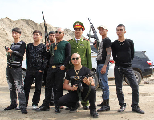 NSND Khương Đức Thuận nổi tiếng với những vai chính diện, công an trên sân khấu, màn ảnh.