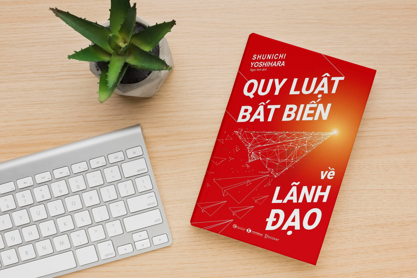 Cuốn Quy luật bất biến về lãnh đạo là những thông điệp gửi đến các bạn trẻ sớm trở thành nhóm trưởng (team leader), những người vừa trở thành lãnh đạo. Cuốn Quy luật bất biến về lãnh đạo là những thông điệp gửi đến các bạn trẻ sớm trở thành nhóm trưởng (team leader), những người vừa trở thành lãnh đạo.