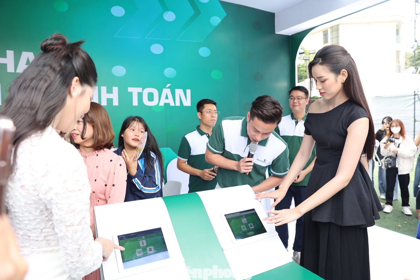 Trong khuôn khổ Ngày Thẻ Việt Nam năm 2023 - Sóng Festival gian hàng của các ngân hàng, tổ chức tài chính giới thiệu các phương thức thanh toán điện tử hiện đại nhất. Đỗ Thị Hà và Huỳnh Thúy Vi trải nghiệm gian hàng của Nhà tài trợ kim cương - Vietcombank.