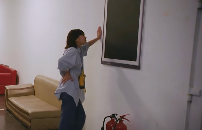 Ninh (Thu Hà) tò mò với bức tranh &quot;cấm&quot; của quản lý phòng trà. Ảnh: CMH.