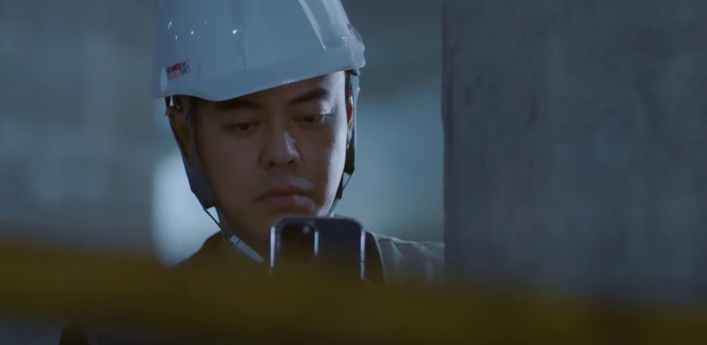 Nghĩa (Tuấn Tú) có trong tay bằng chứng một vài người ăn cắp vật liệu xây dựng. Ảnh: CMH.