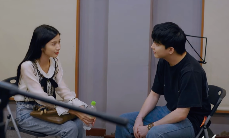 Phúc (B Trần) giới thiệu Thảo cho một nhạc sĩ nổi tiếng. Ảnh: CMH.