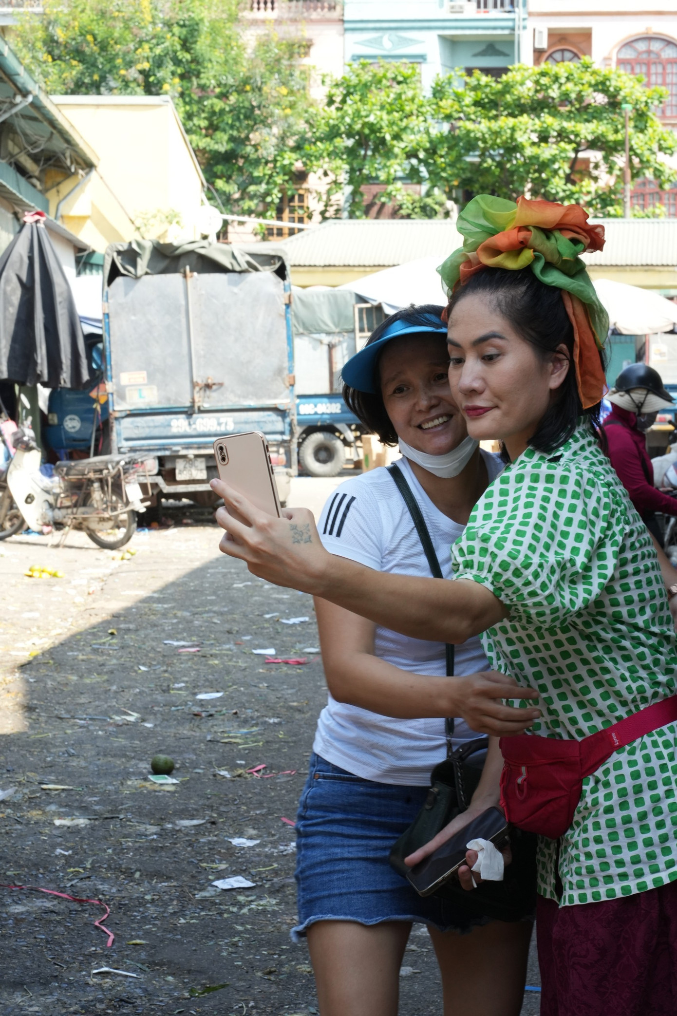 Với vai Bình, Minh Cúc để lại ấn tượng với khán giả là một người thẳng thắn, vui vẻ, luôn mang đến nhiều năng lượng trong từng tập phim. Bởi vậy, khi xuất hiện tại chợ Long Biên, cô được nhiều khán giả nhận ra và xin chụp ảnh chung. Ảnh: Trọng Quân.